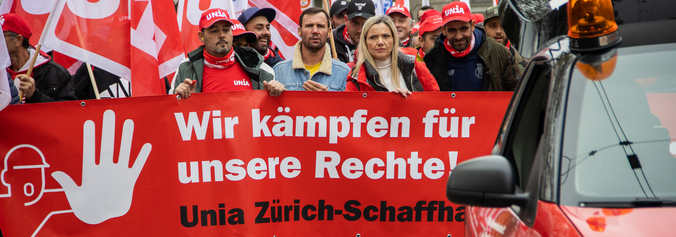 Demo-Bild mit Transpi: Wir kämpfen für unsere Rechte - Unia Zürich-Schaffhausen